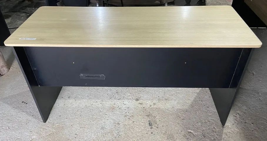 Escrivaninha de mdf, preta e amarela. - Foto 3