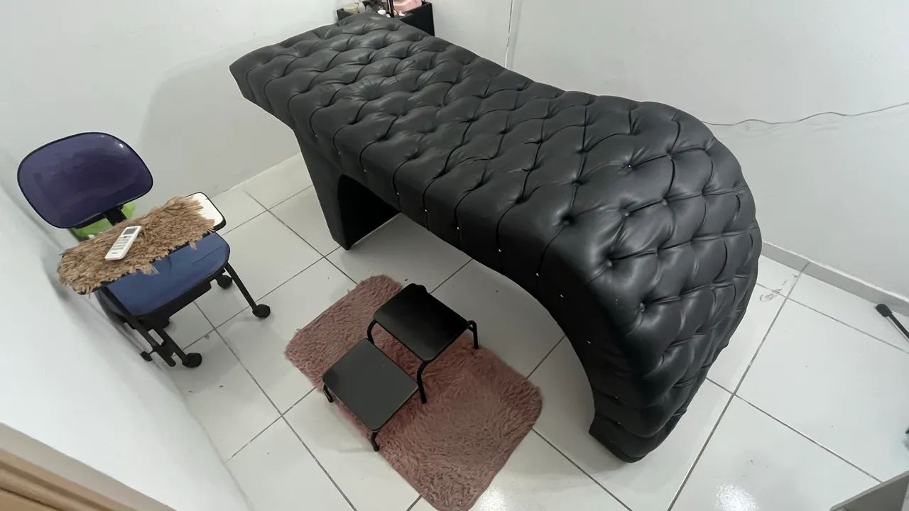 Divã Estofado Estilo Capitonné - Semi Novo 