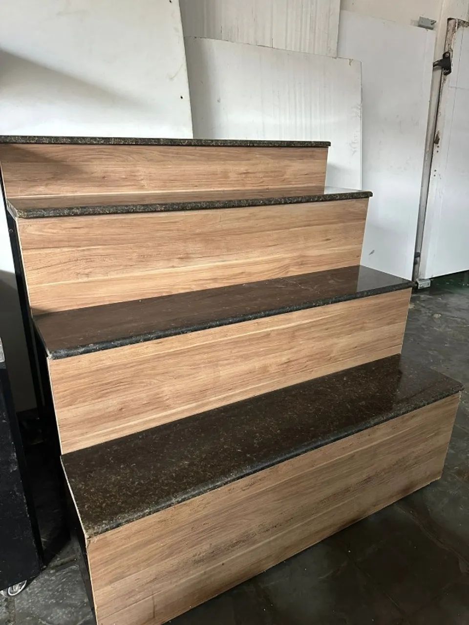 Expositor Escada Gourmet em  MDF e Granito