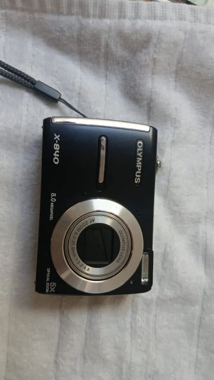  Câmera digital Olympus X-840 preta, com 8.0 megapixels e zoom óptico de 5x.
