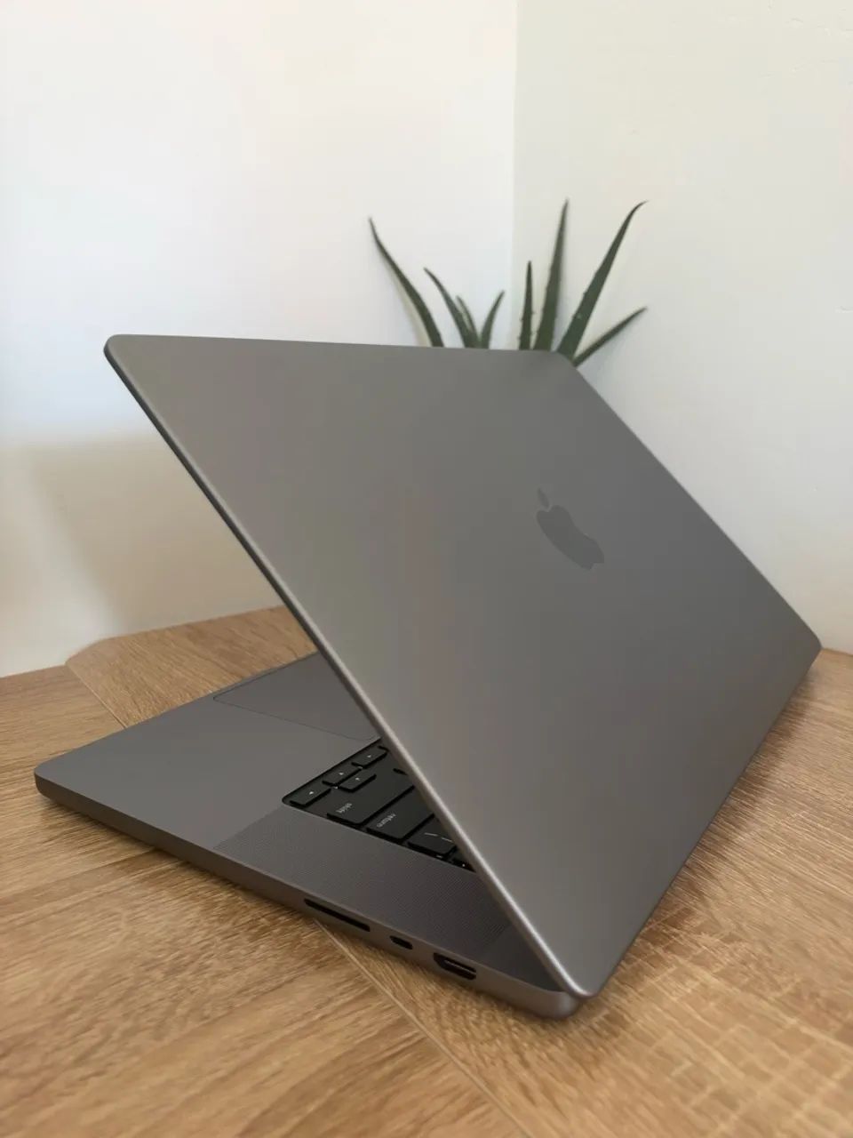 MacBook Pro 16  M1 Max 32GB RAM 1TB SSD GPU 24 Núcleos - Foto 2