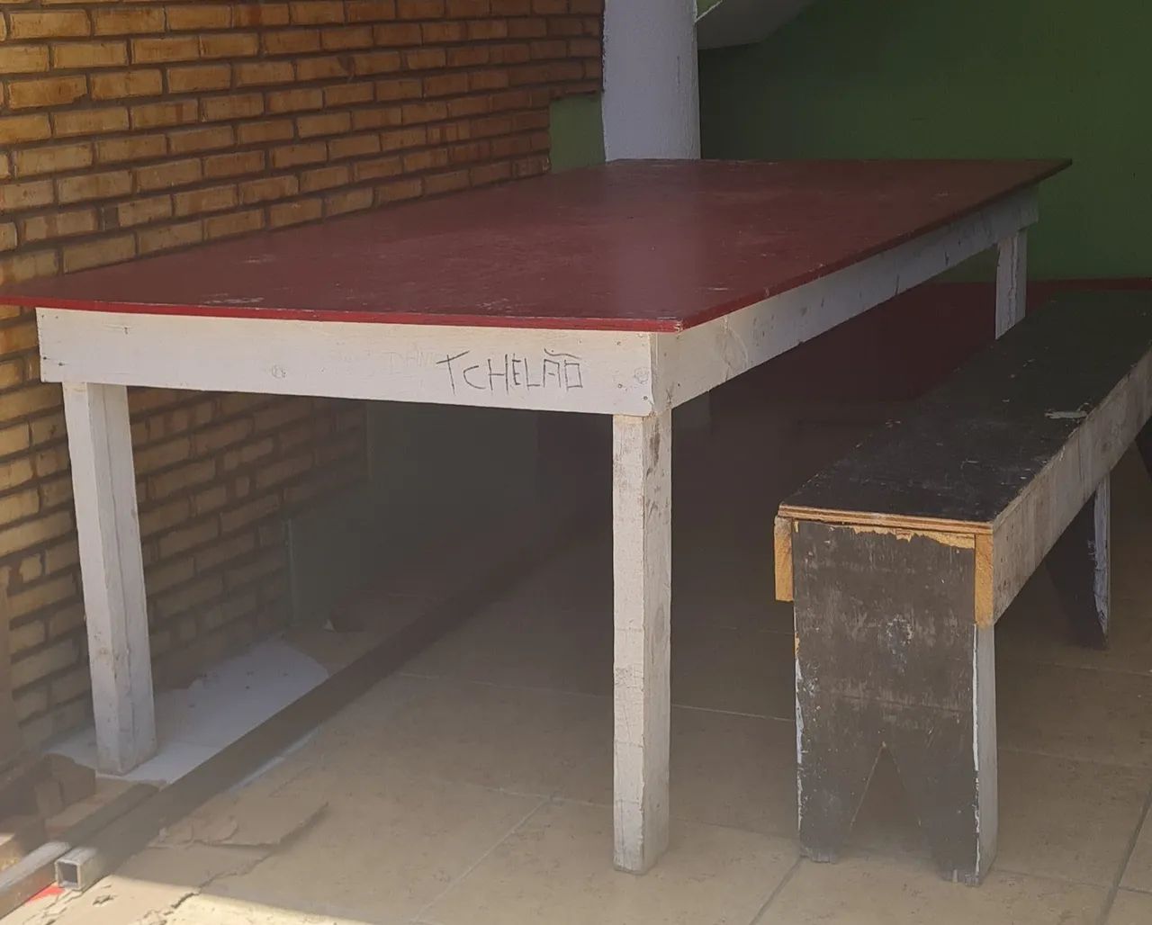 Mesa grande com 1 banco 