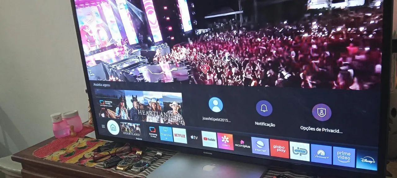Vendo essa tv da marca Samsung de 43 polegadas SMART 4k com acesso ao Bluetooth tv 