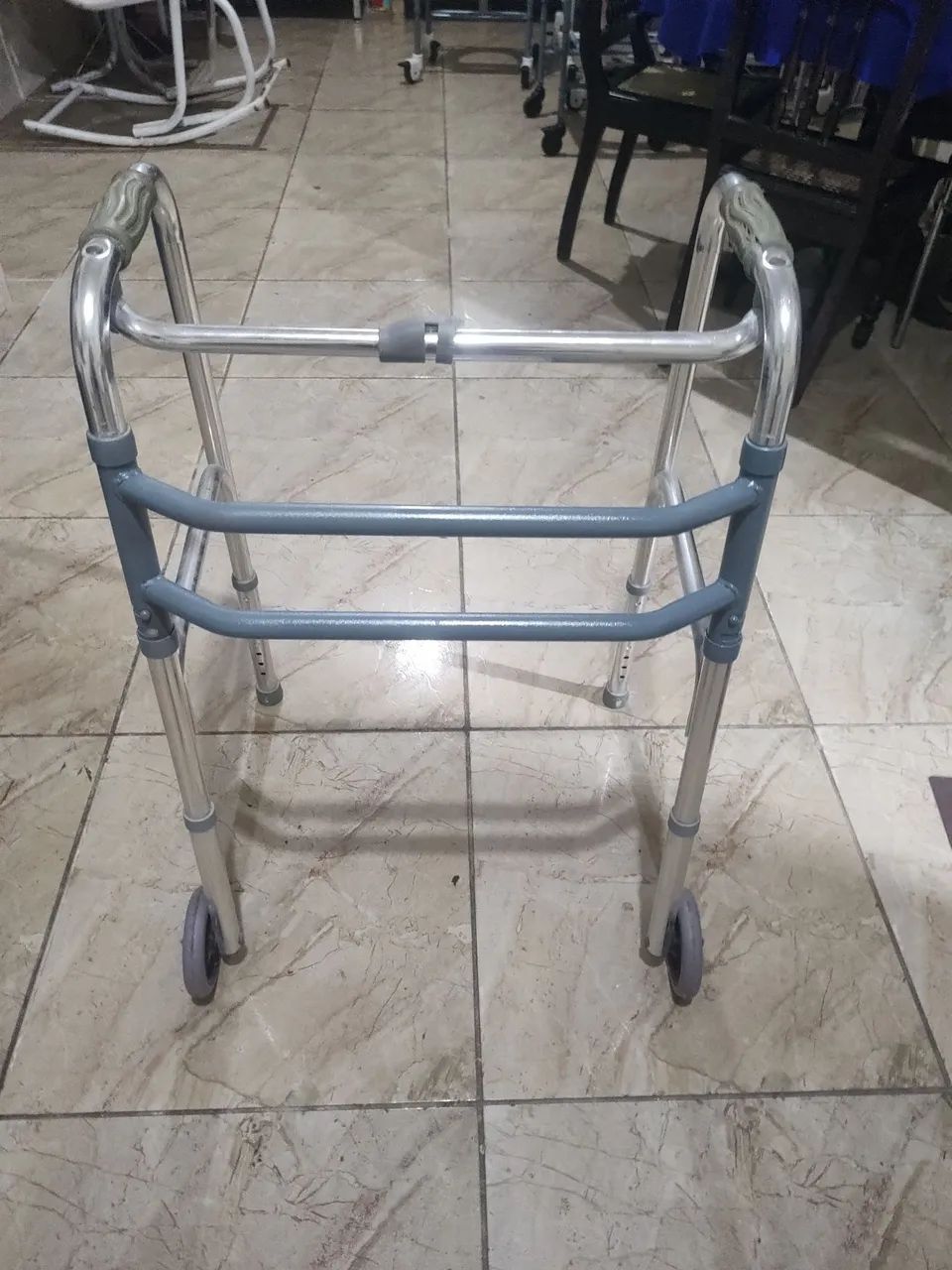 Vende-se andador em alumínio  - Foto 3