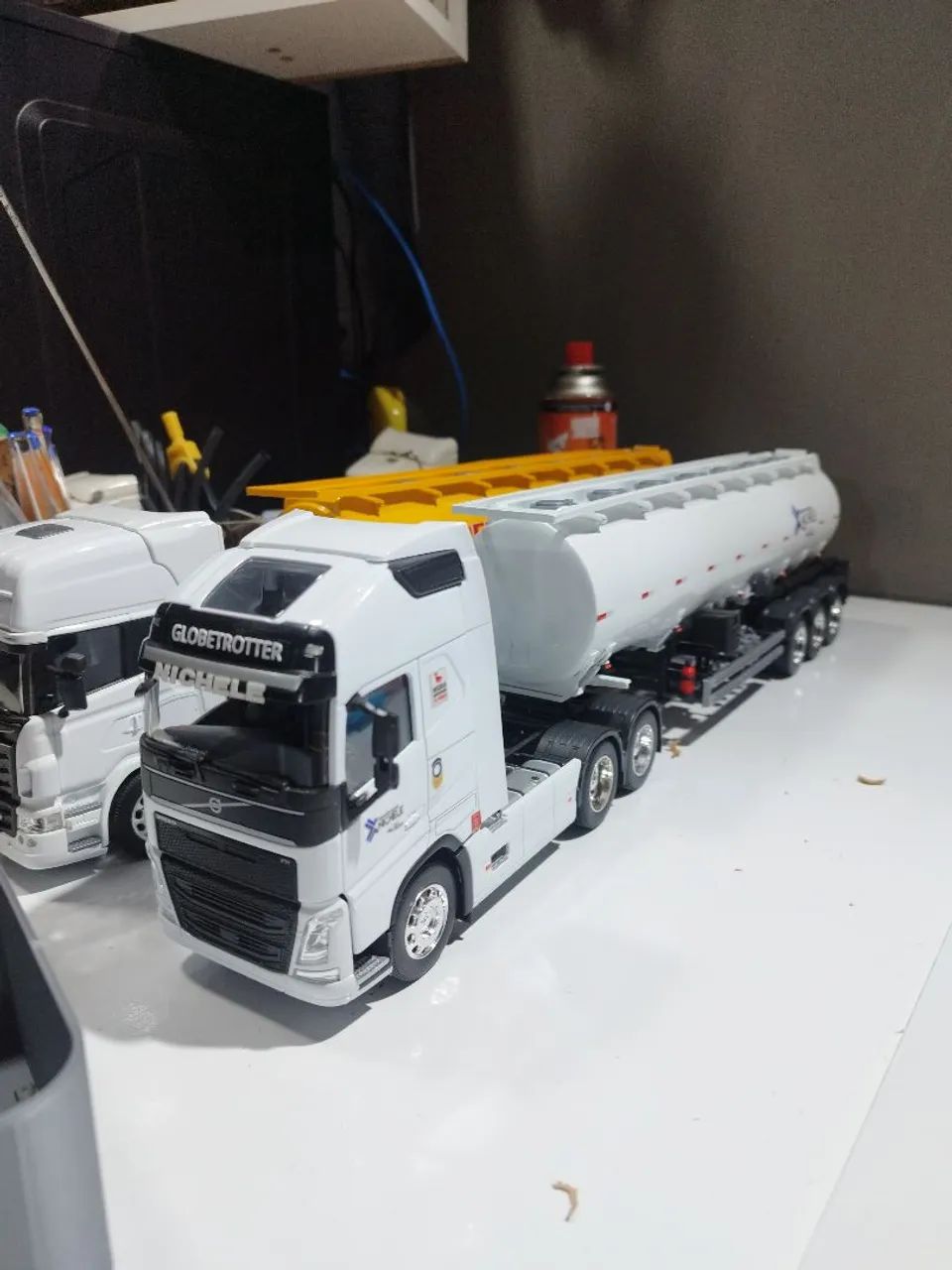 Carreta miniatura volvo personalizado  1.32 , carreta tanque personalizado com acrílico 