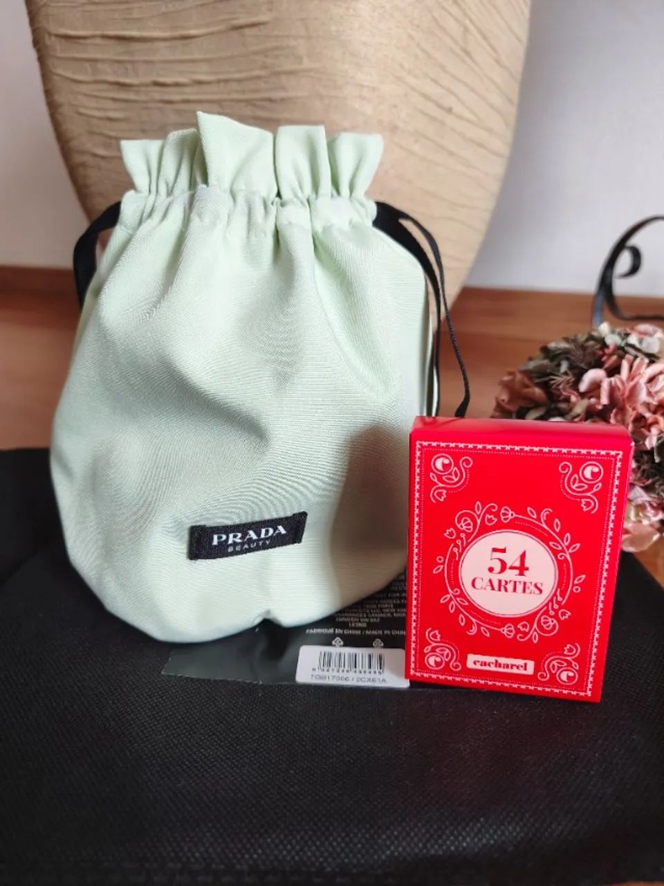 Necessaire da marca Prada e jogo de cartas da Cacharel