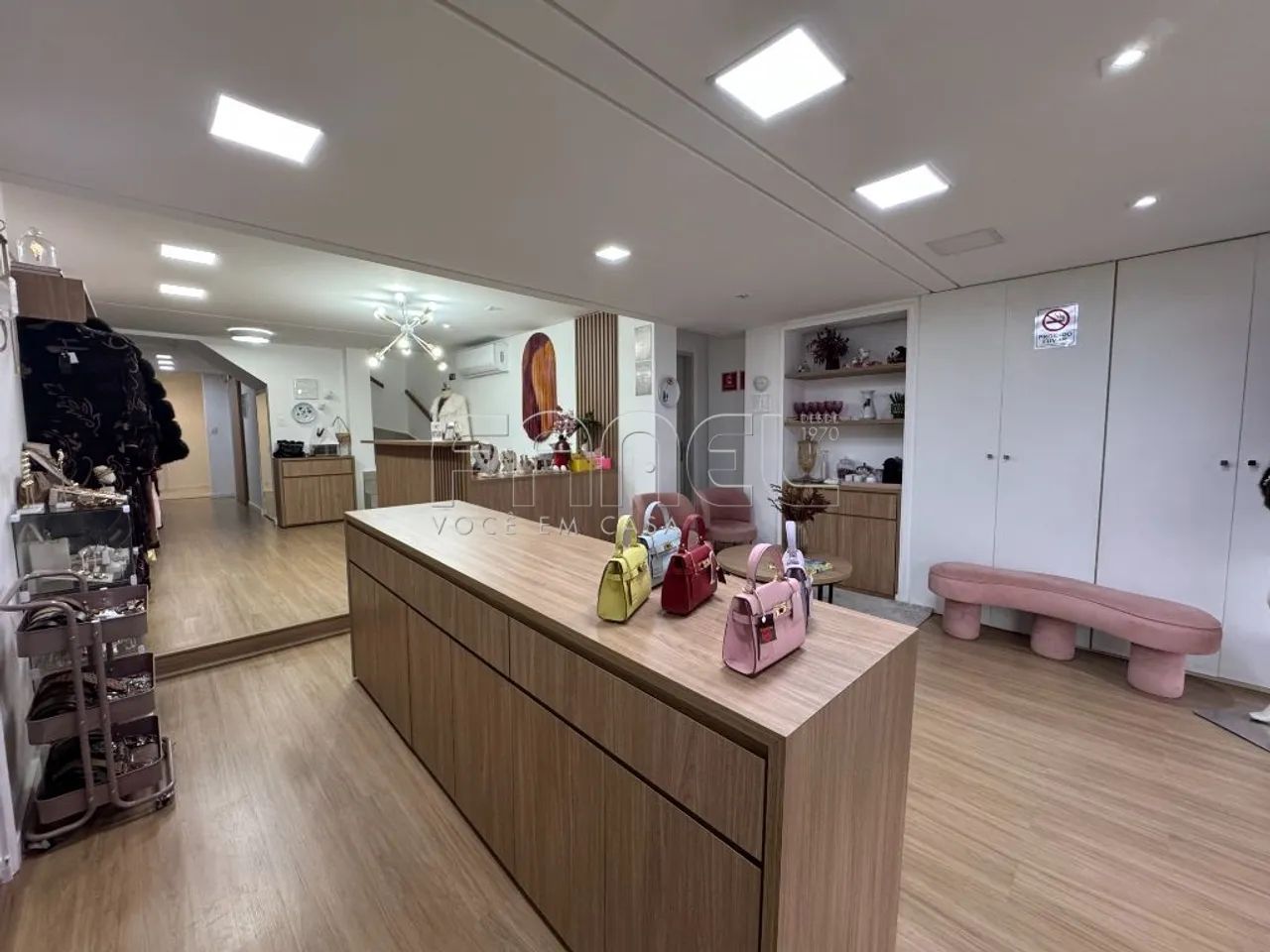 Casa comercial com 3 quartos e vitrine| Jd. Guedala.