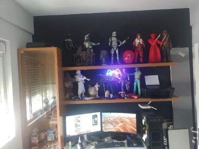 coleção star wars e outros, móvel e prateleira tudo da foto exceto PC e cadeira, parcelol