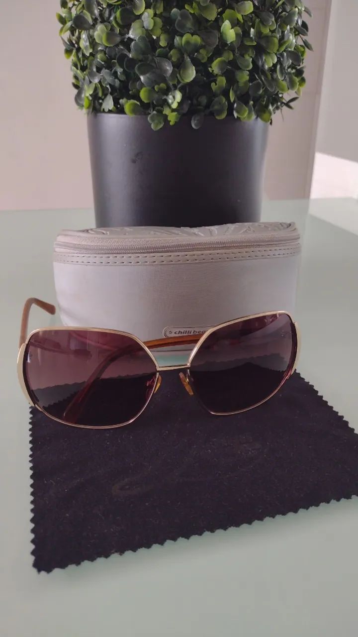 Óculos de sol Chilli Beans, modelo moderno e elegante, ele é sextavado, com armação dourad - Foto 2
