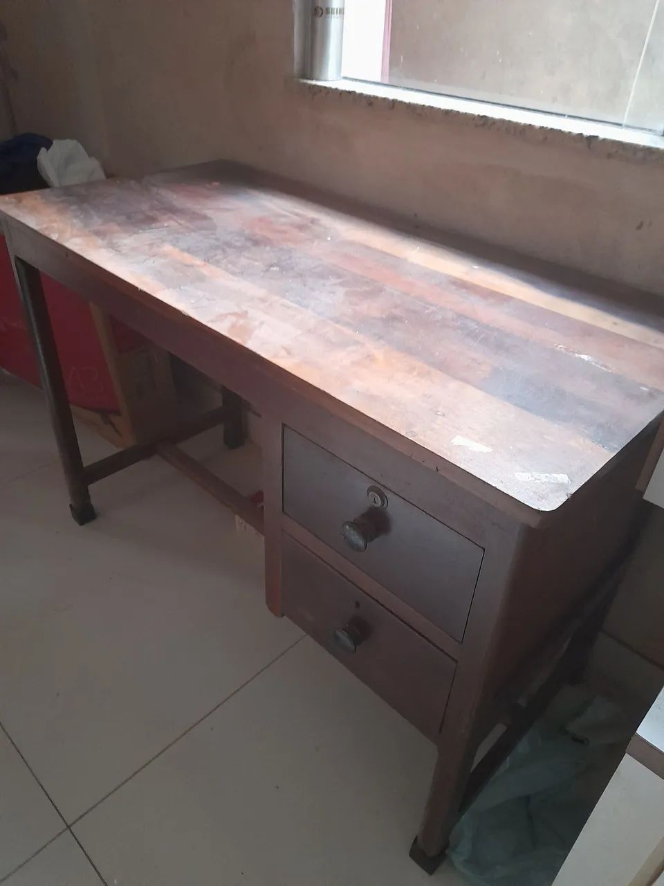 Mesa de madeira antiga