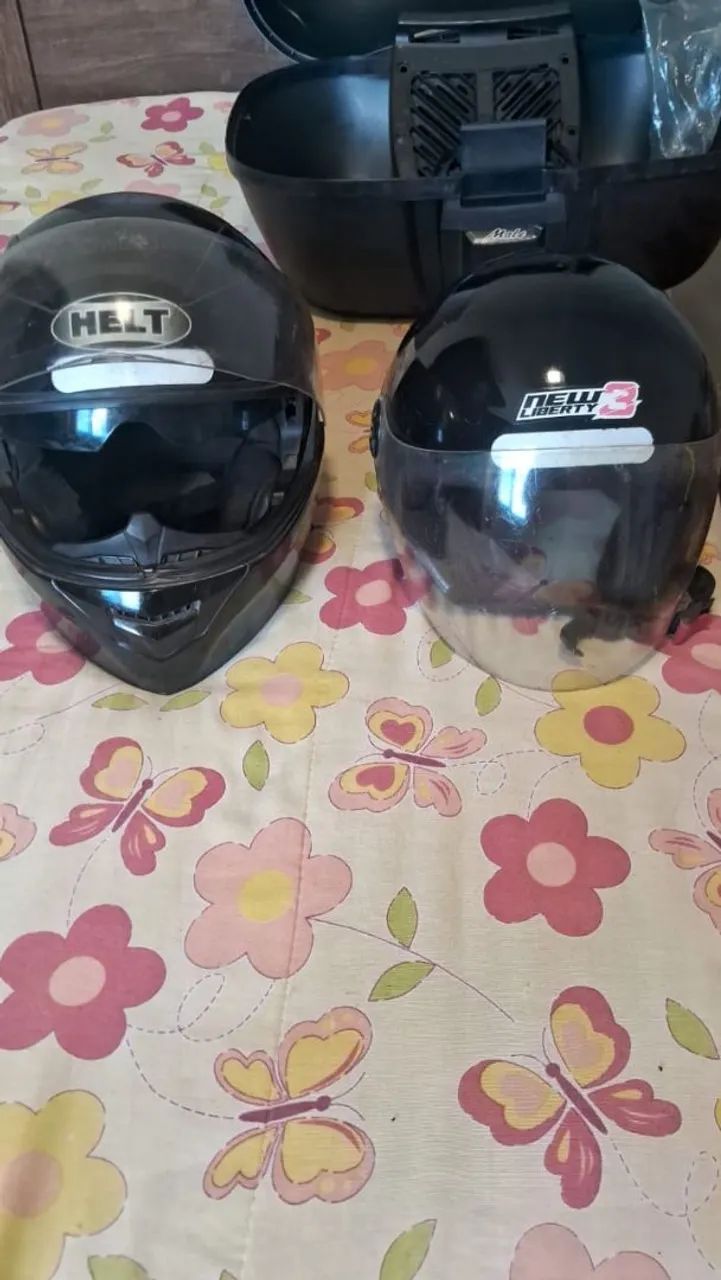 Vendo 02 Capacetes semi novos 