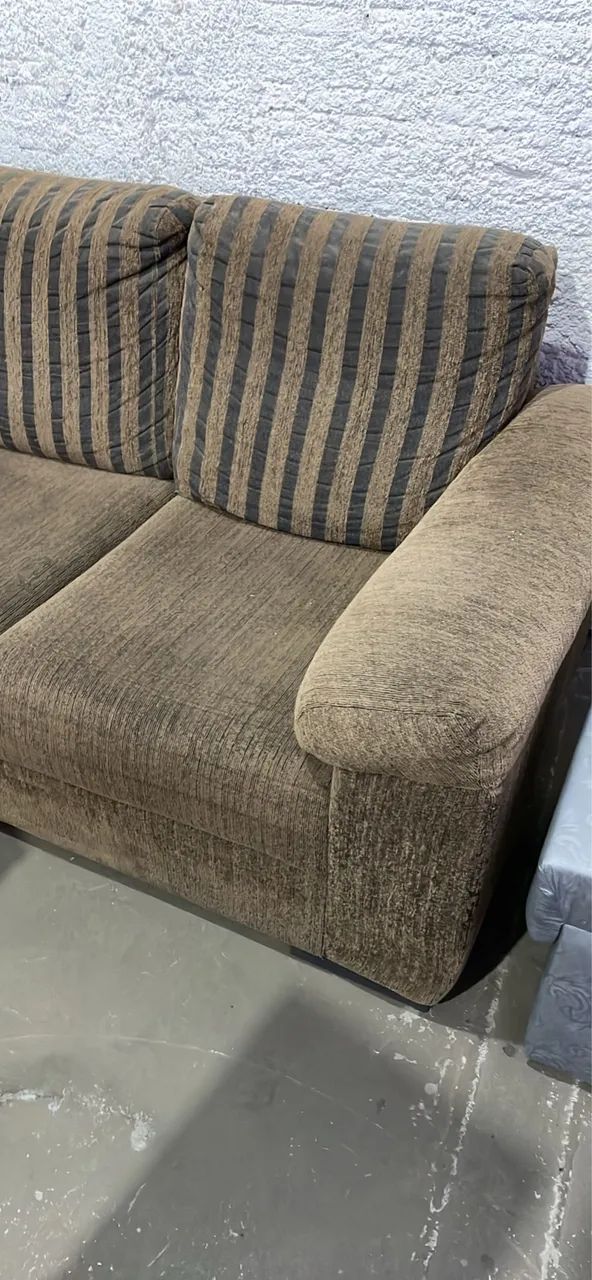 Sofá tecido 2 lugares confortável ótimo estado - Foto 3