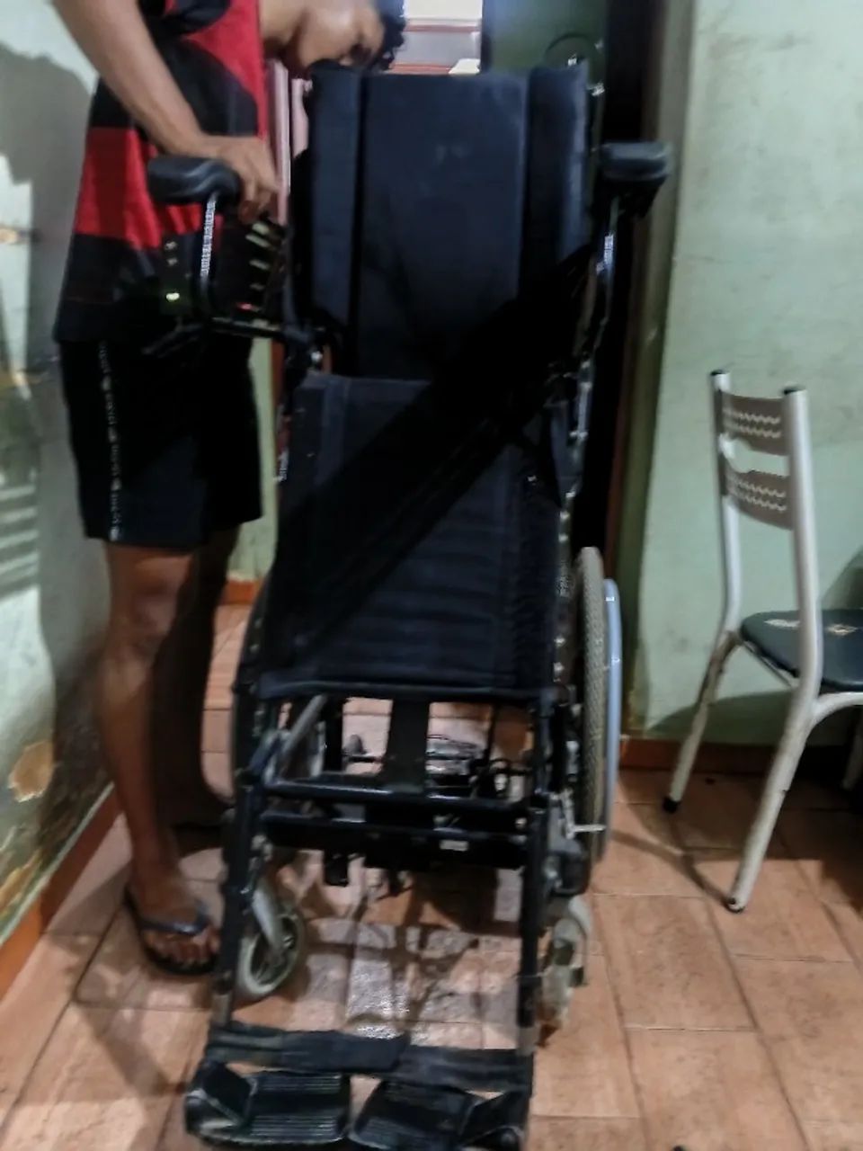 Cadeira de rodas que deixa em pé