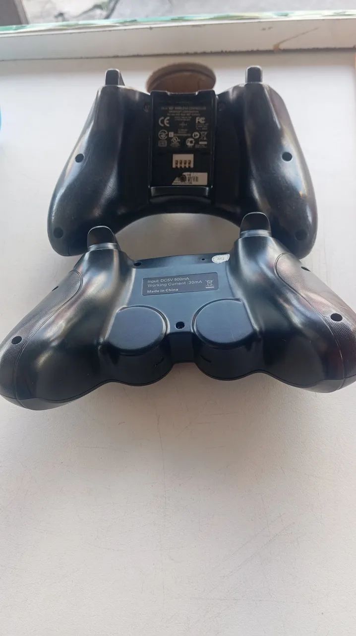 Vendo dois controles de Xbox um funcionado perfeitamente e o outro precisa de bateria 