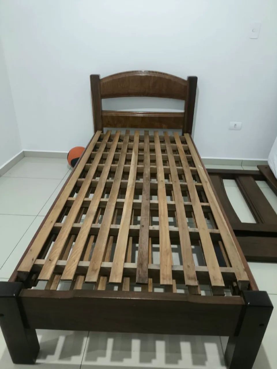 2 Camas de soteiro madeira  pura  - Foto 3