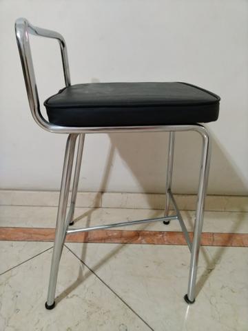 Banco alto de courino preto com pés cromados da Tok Stok - Foto 3