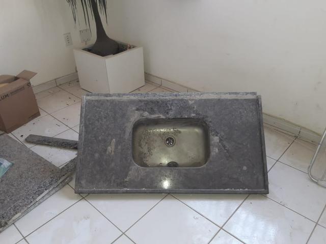 3 Pias de Mármore com Bancada completa - Foto 2