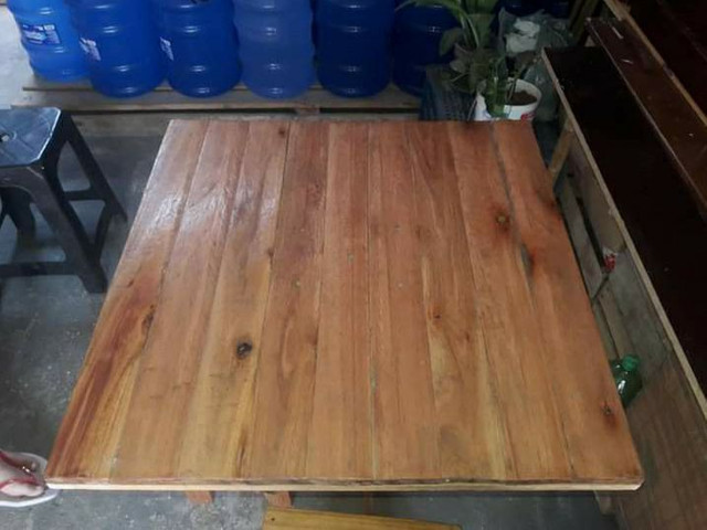 VENDO ESSA MESA COM 2 BANCOS. - Foto 2