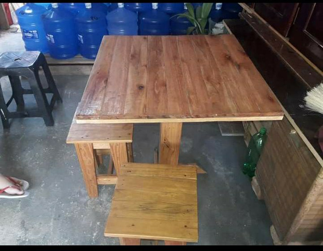 VENDO ESSA MESA COM 2 BANCOS. - Foto 3