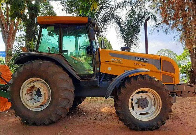 Trator Valtra modelo BM 125i Turbo Intercooler. Potência Max de 125cv. <br>- 2013
