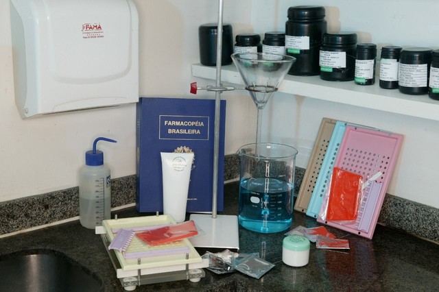 Produtos e equipamentos físicos de uma farmácia de manipulação - Foto 2