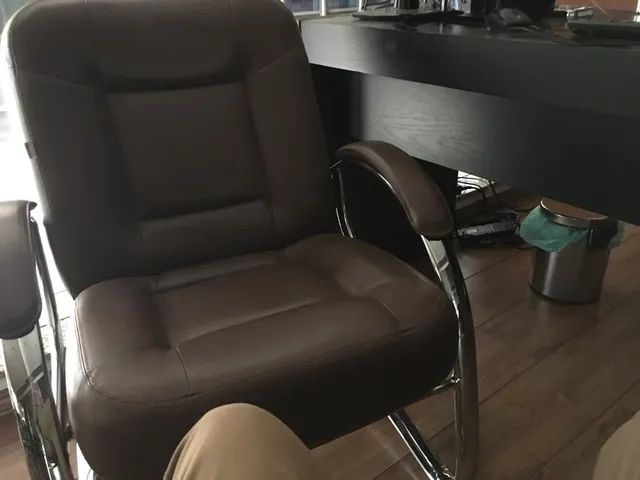 2 POLTRONAS ACOLCHOADAS EM COURO LEGITIMO