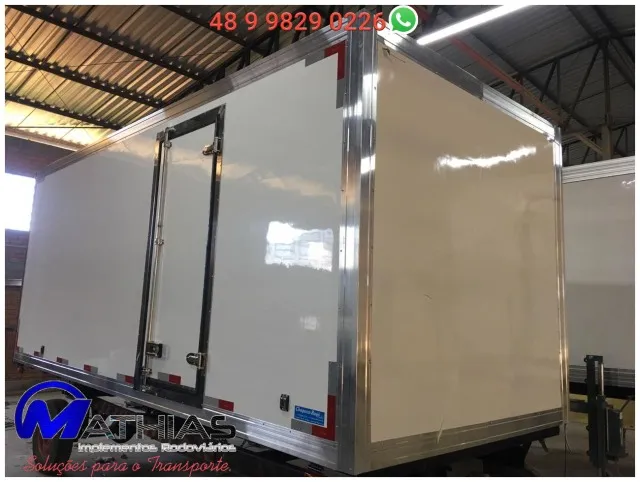 5.50C (8 pallets) X Largura Interna livre 2.10 x Altura livre 2,00m