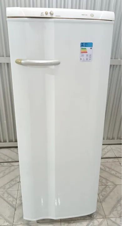 Geladeira Eletrolux d?gelo fácil bem conservada 