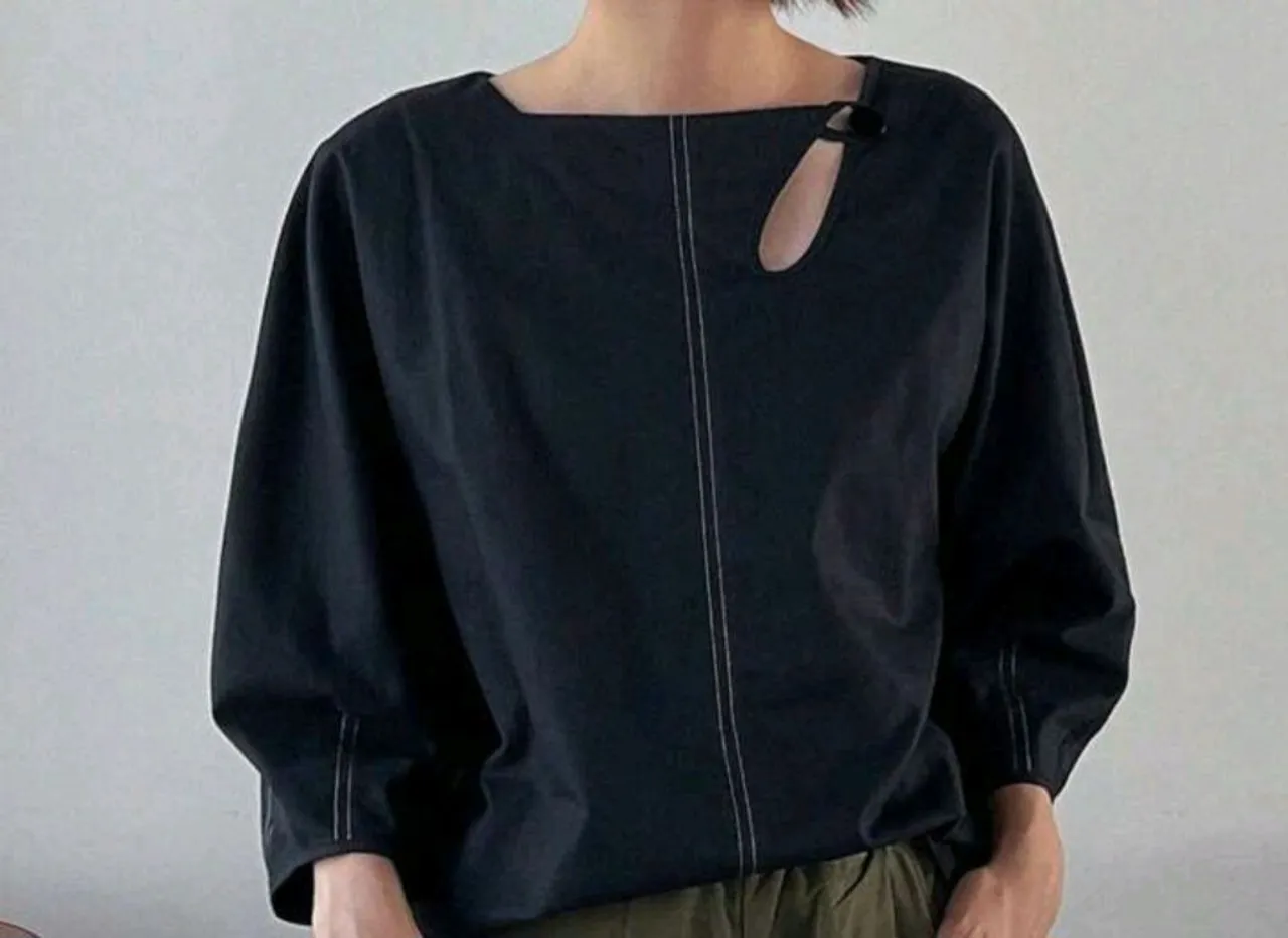 Blusa feminina com decote acimetrico