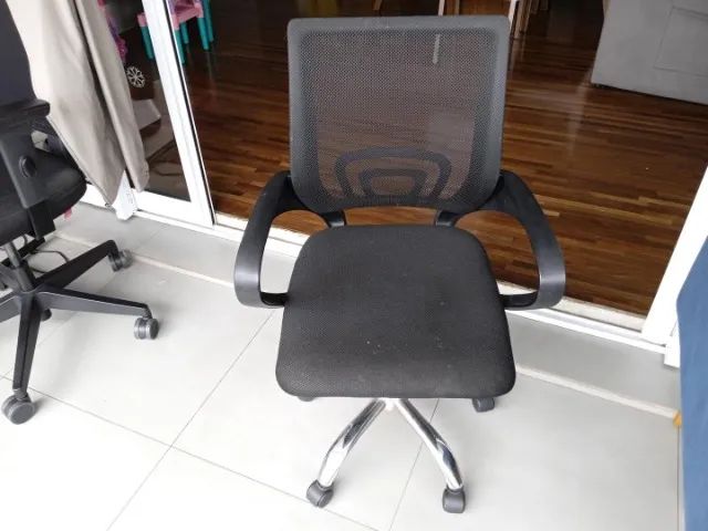 Cadeira de escritório giratória c/ braços e rodas em Plástico / Aço Preto - Foto 2