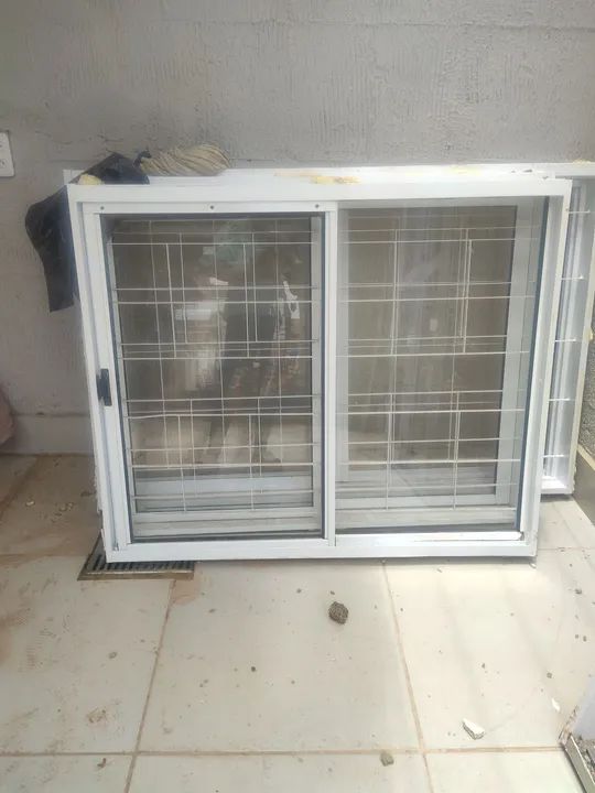 Janela de Alumínio com Grade