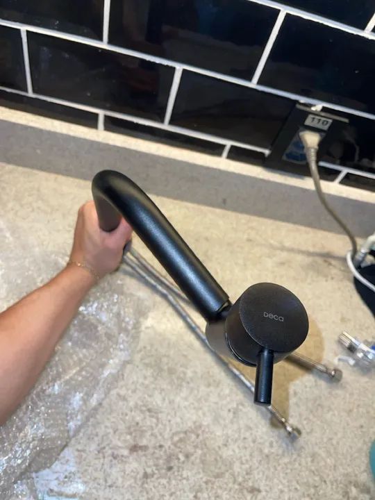 Torneira Deca Misturador Monocomando de Mesa para Cozinha Spin Black Matte - Deca - Nova - Foto 2