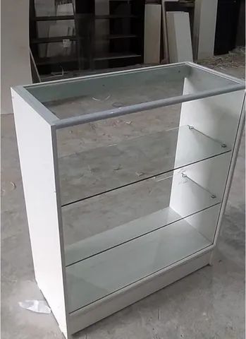 BALCÃO VITRINE COM VIDRO SUPERIOR E PRATELEIRAS DE VIDRO MDF 