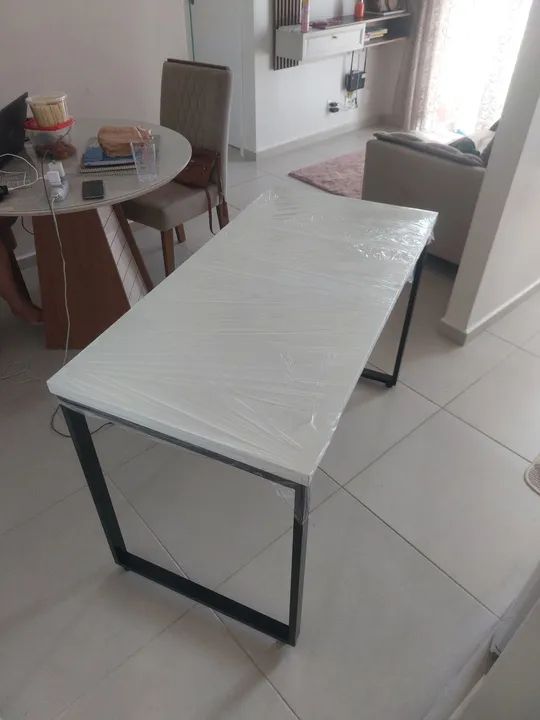 Mesa de Escritório Moderna em Branco