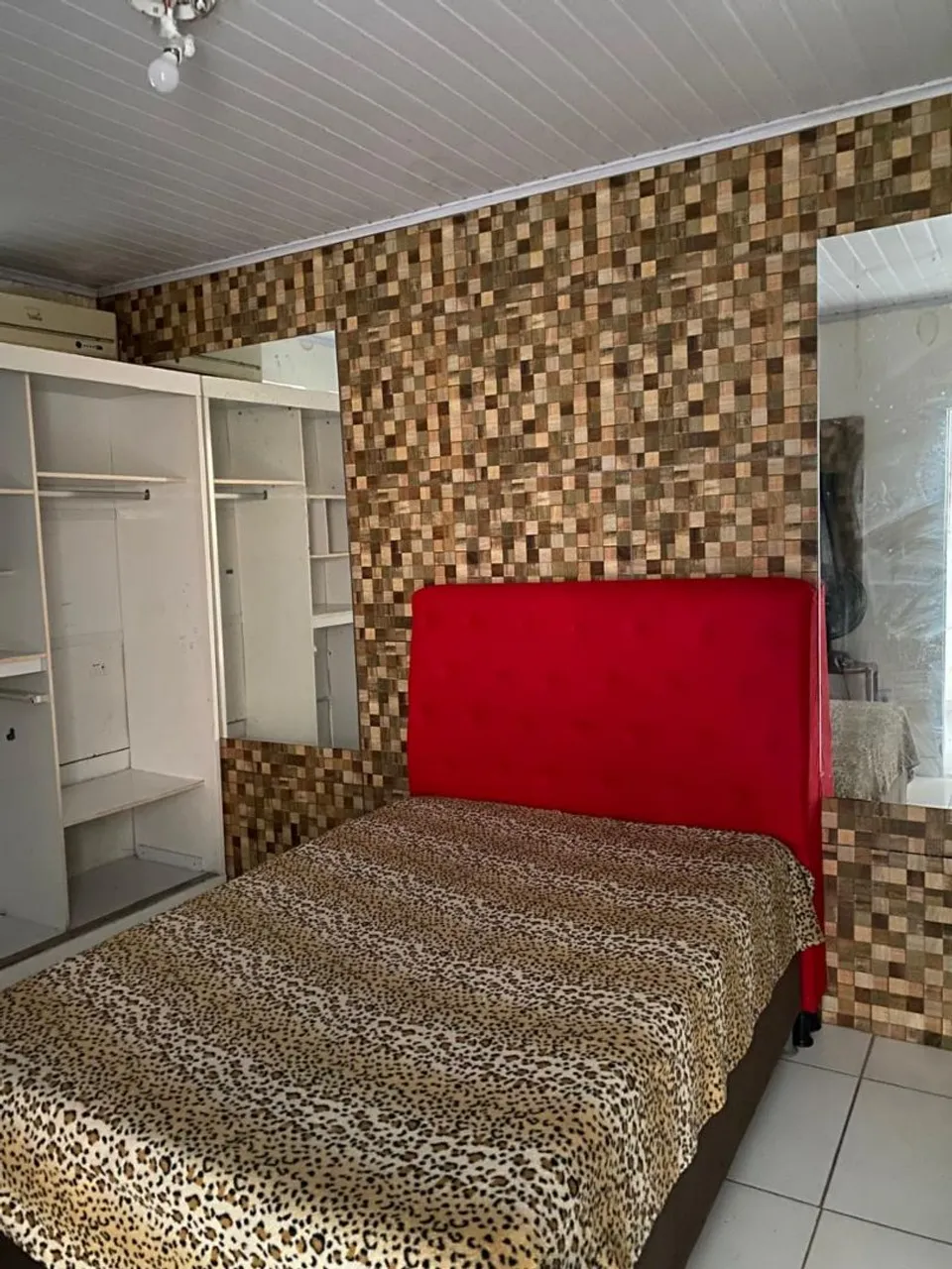 Alugo um quarto com mobília em minha casa