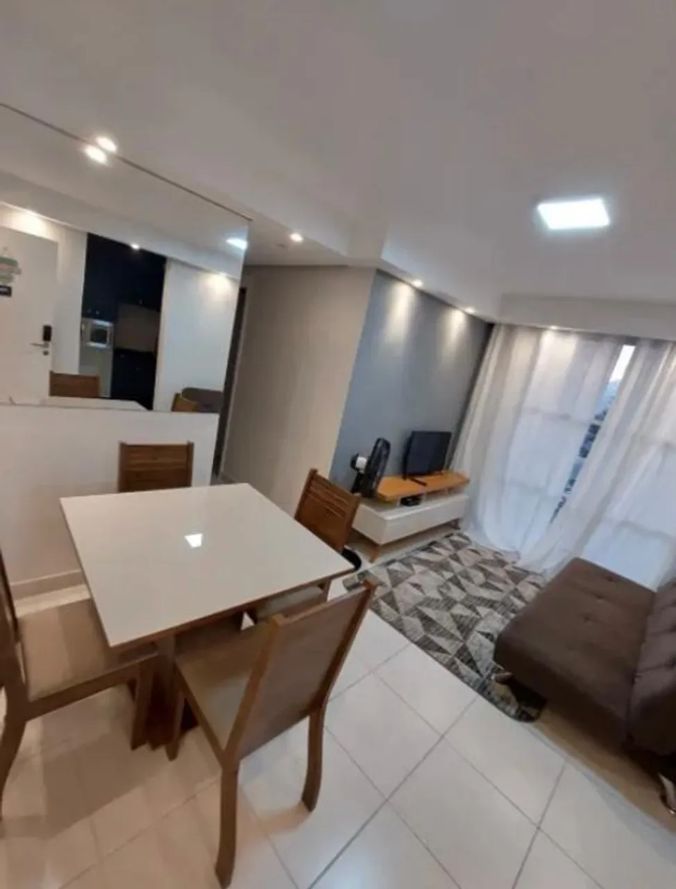 Vende-se apartamento no Centro de Curitiba com 2 quartos, 2 banheiros e 2 vagas.