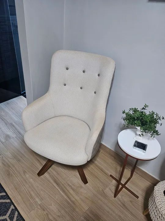Duas poltronas giratórias por 500 reais.