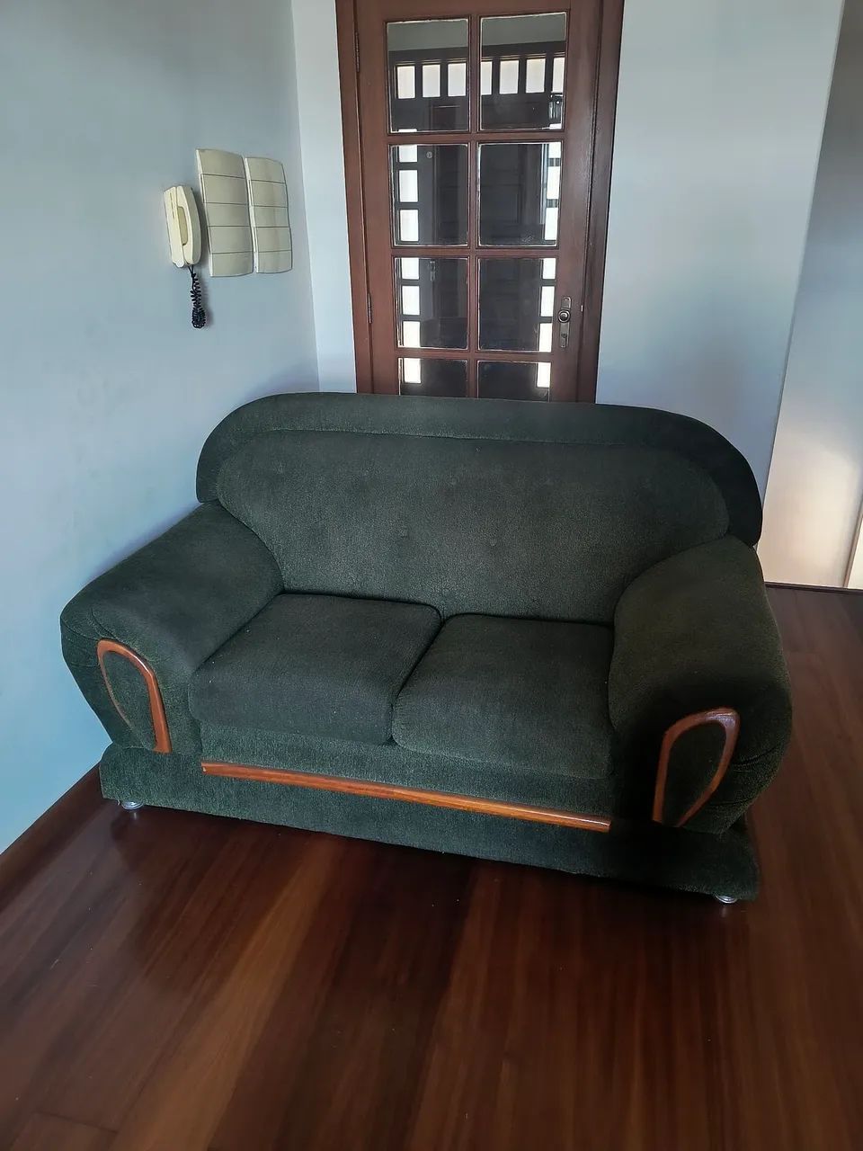Conjunto de dois Sofás 2 lugares (duas peças)  em ótimo e mesas de centro e canto - Foto 2