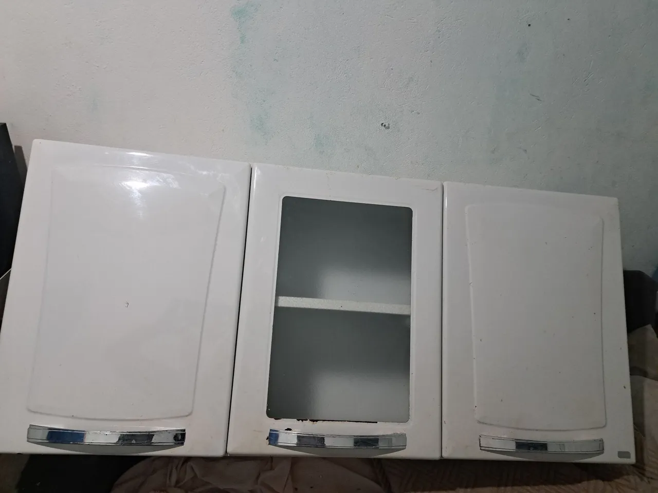 Armário de cozinha branco com vidro