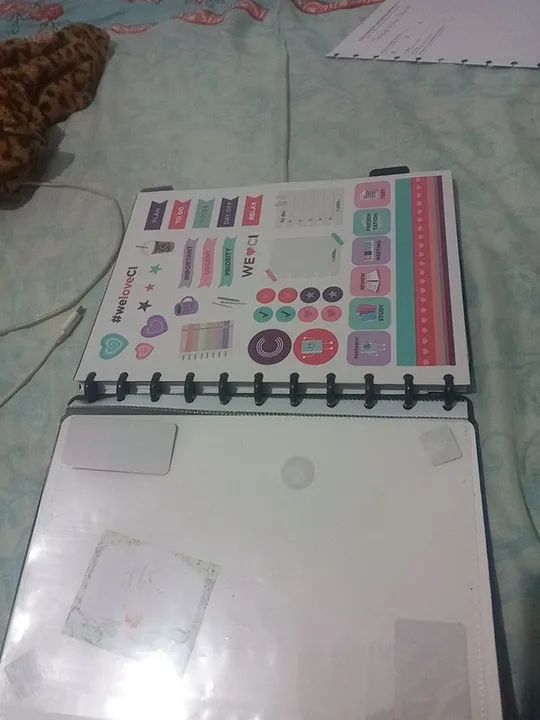 Caderno inteligente com adesivos