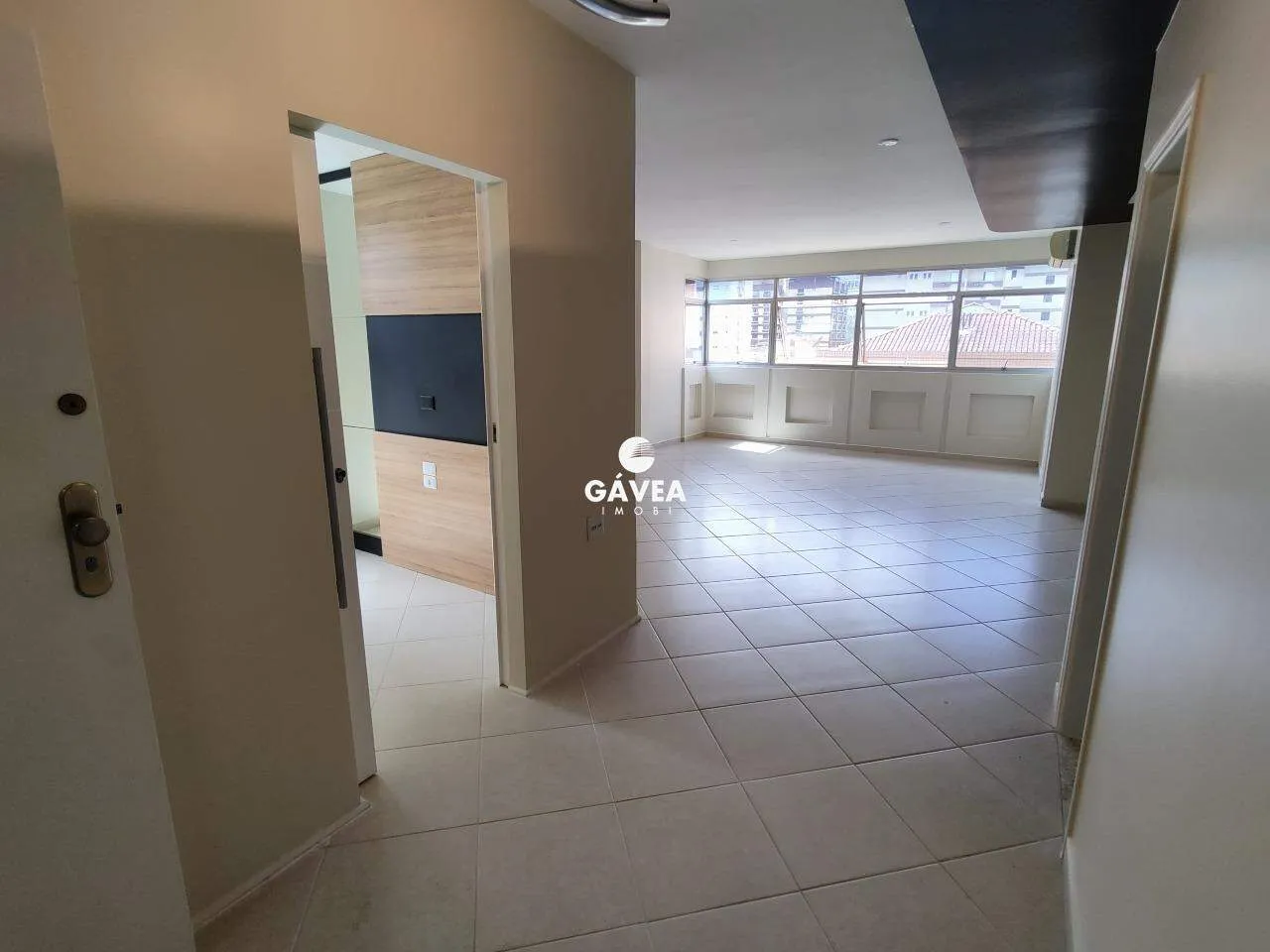 Sala comercial para aluguel no Gonzaga em Santos.
