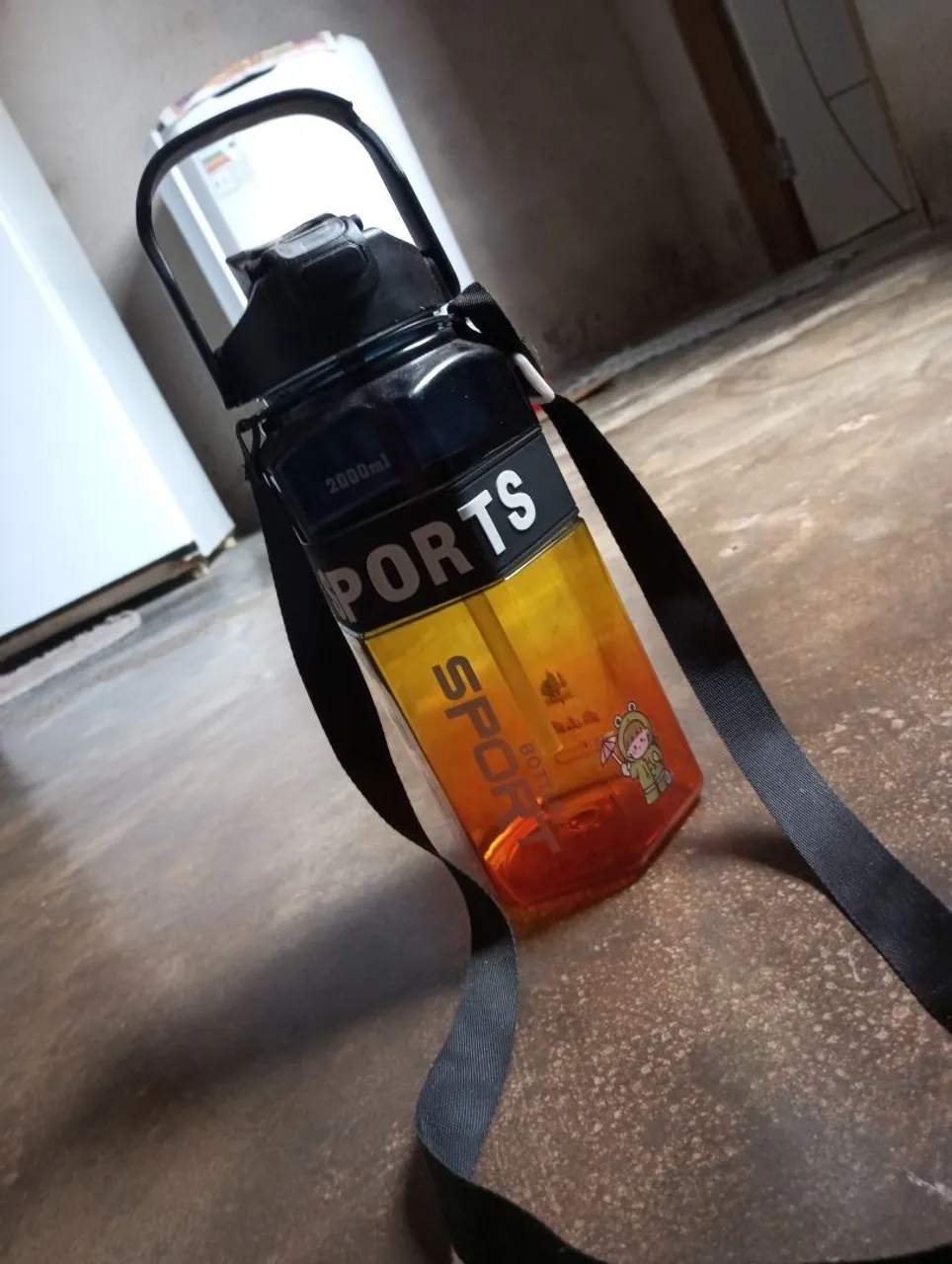 Garrafa de água esportiva 2L com alça