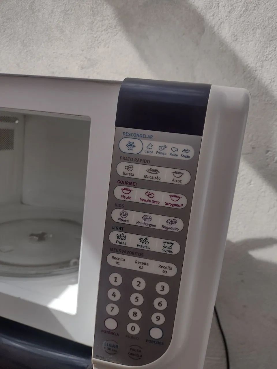 Vendo microondas 31 litros Eletrolux funcionando perfeitamente  - Foto 2