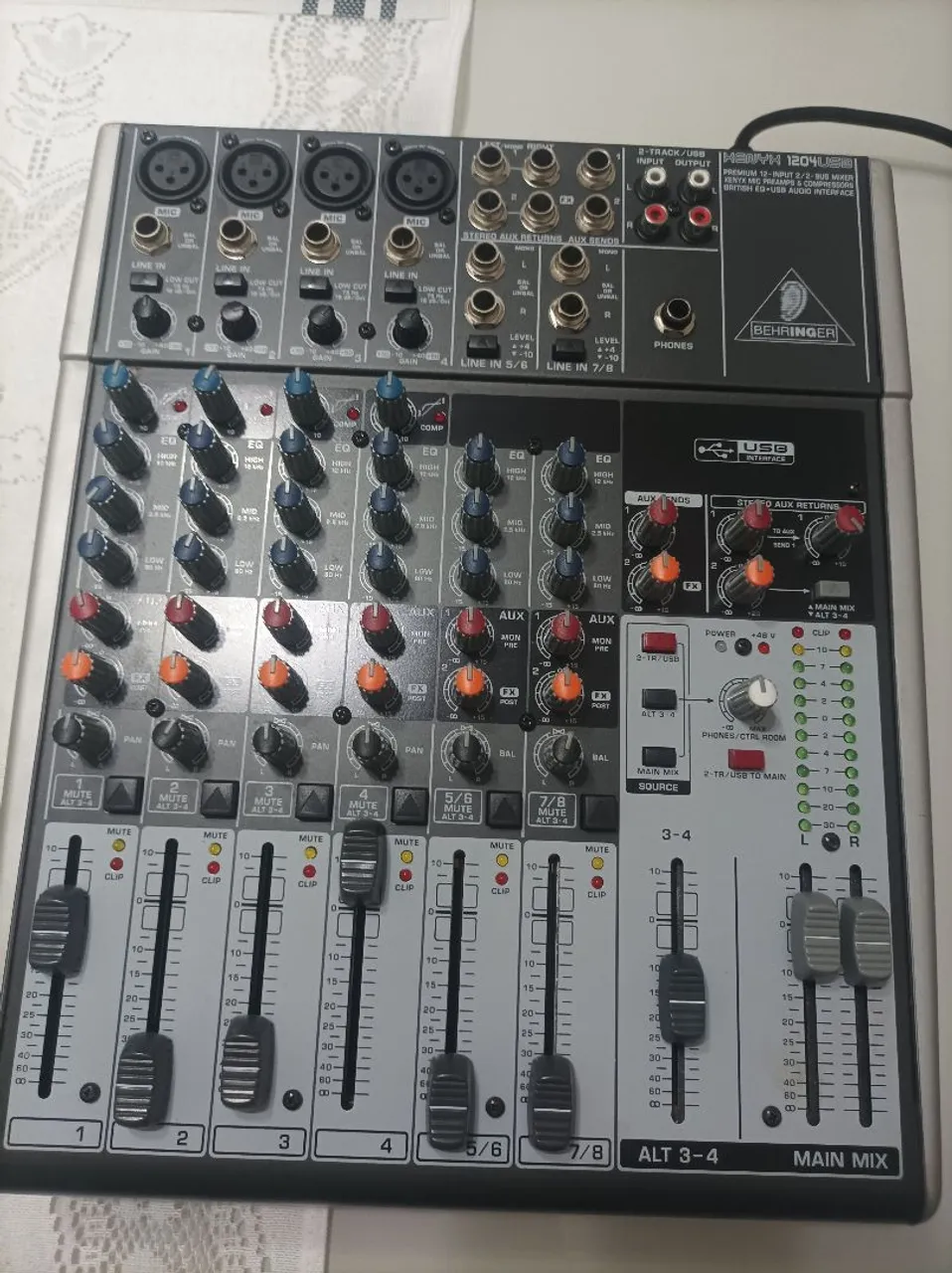 Mesa de Som Behringer Xenyx 1204 USB