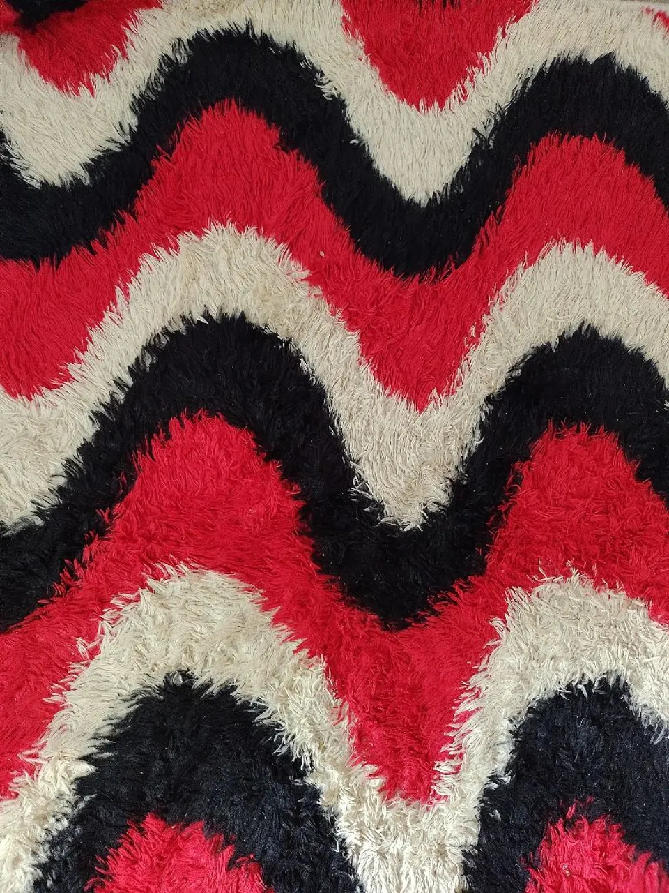 Tapete Decorativo Ondulado Vermelho, Preto e Branco