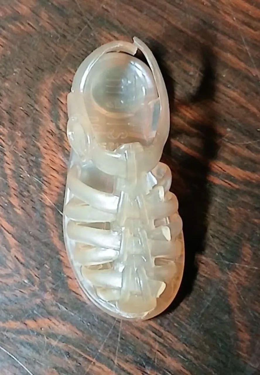 Mini sandália de coleção com imã pra geladeira ano 90/em plástico emborrachado/infantil - Foto 3