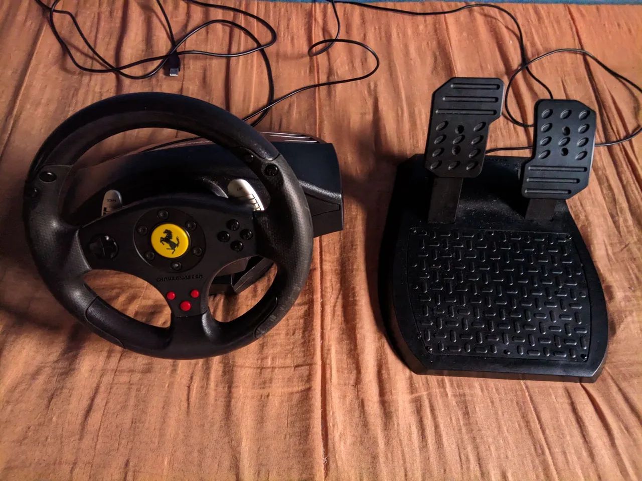 Volante Thrustmaster Ferrari GT Experience em ótimo estado 
