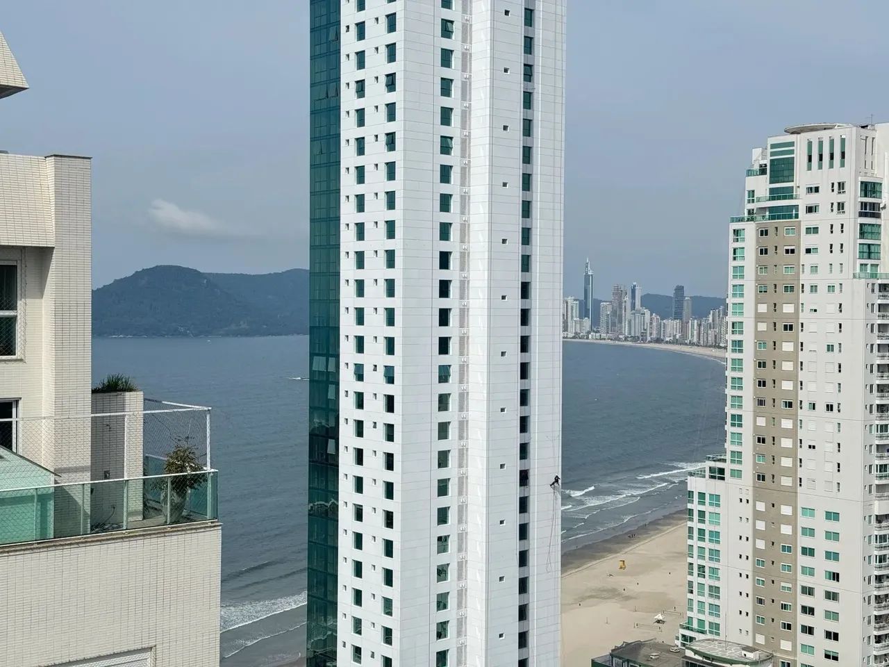 APARTAMENTO ALAMEDA JARDINS - 3 SUÍTES - LOCAÇÃO ANUAL - BALNEÁRIO CAMBORIÚ/SC. - Foto 3