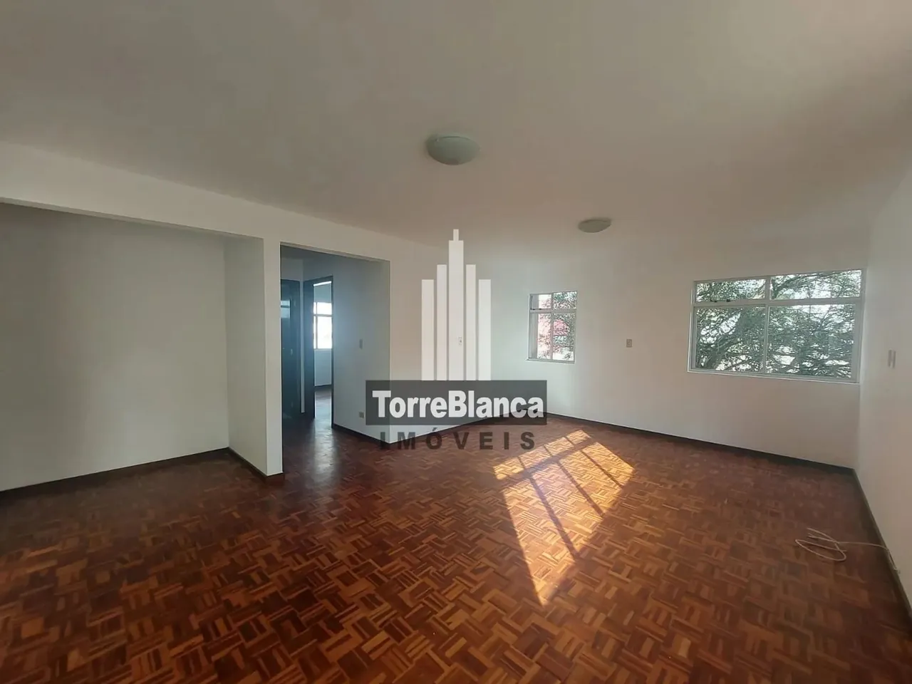 Apartamento para locação com 2 quartos, sala ampla, cozinha com armários no Centro, 75 m²