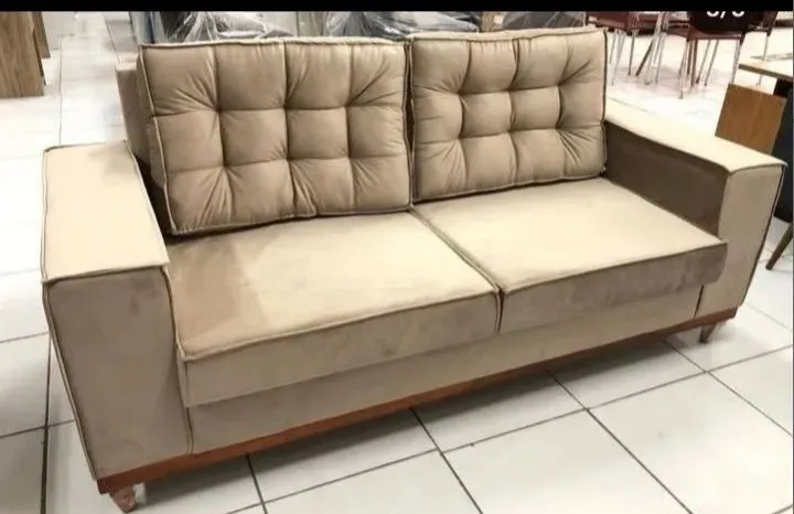 Sofá 3 lugares com design moderno e confortável